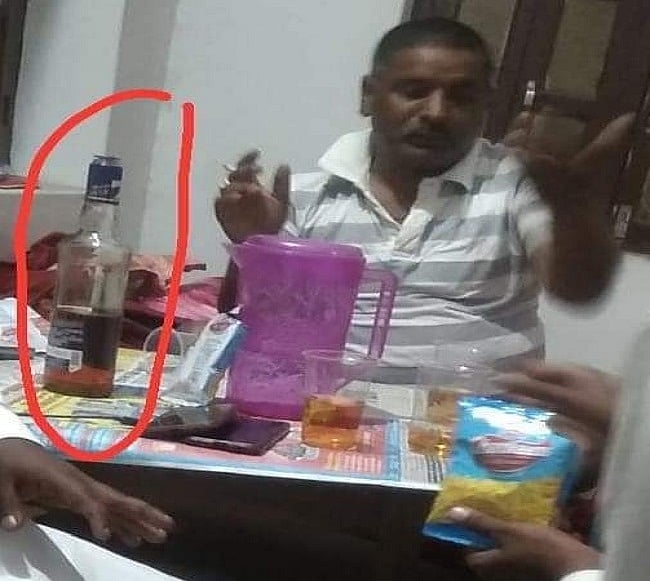 बिहार में बीजेपी जिलाध्यक्ष शराब पीते कैमरे में कैद, नीतीश की शराबबंदी पर लगा सवालिया निशान