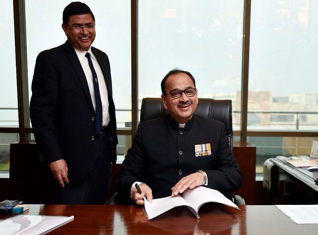 पेगासस कांड: आधी रात को पद से हटाए जाते ही पूर्व CBI प्रमुख आलोक वर्मा और परिवार के फोन नंबर आ गए थे निगरानी सूची में