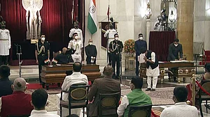 अबकी बार भारीभरकम सरकार: कुल 77 मंत्री, चुनावी राज्य उत्तर प्रदेश से पीएम और रक्षामंत्री समेत 14 मंत्री