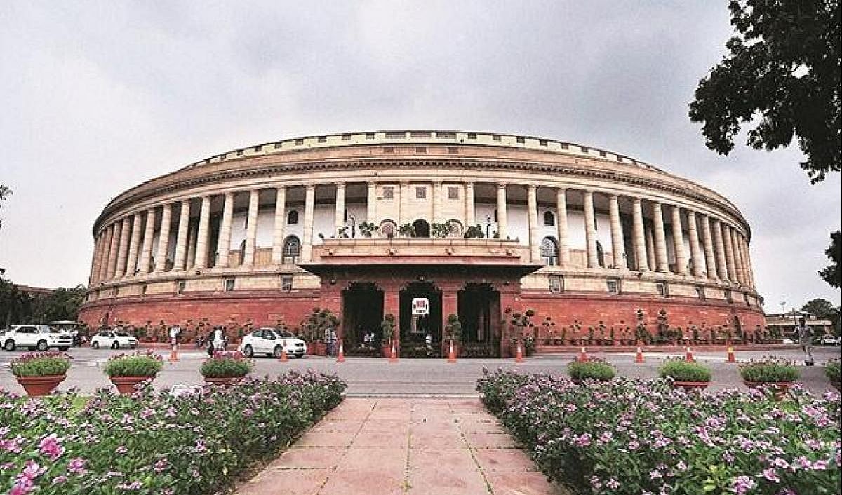 लोकसभा में पेगासस जासूसी के खिलाफ विपक्ष का जोरदार हंगामा, सदन की कार्यवाही गुरुवार सुबह तक स्थगित