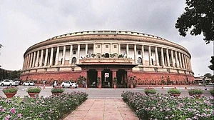 लोकसभा में पेगासस जासूसी के खिलाफ विपक्ष का जोरदार हंगामा, सदन की कार्यवाही गुरुवार सुबह तक स्थगित