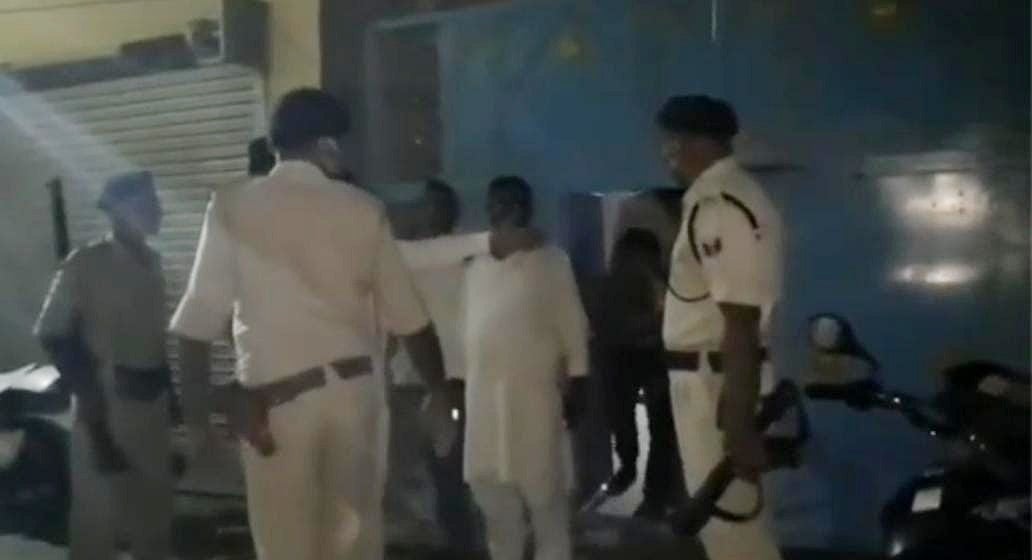बिहार में शराबबंदी में भी खूब छलक रहा है जाम, पार्टी करते 4 मुखिया, 2 मुखिया पति सहित 18 गिरफ्तार