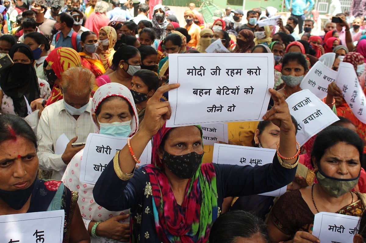 घर तोड़े जाने के खिलाफ खोरी गांव के लोगों का ​प्रदर्शन, पीएम कार्यालय का घेराव करने जा रहे उदित राज गिरफ्तार