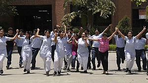 UP Board Result: UP बोर्ड परीक्षा रिजल्ट 2025 घोषित, 10वीं में यश और 12वीं में महक ने किया टॉप
