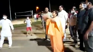 जब साध्वी प्रज्ञा ठाकुर खेलने लगी बॉस्केटबॉल तो कांग्रेस ने कसा तंज, कहा- अभी तक व्हील चेयर पर देखा था