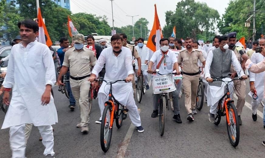 बढ़ती महंगाई के खिलाफ सड़क पर उतरी बिहार कांग्रेस, पटना में 'साइकिल रैली' निकाल जताया विरोध