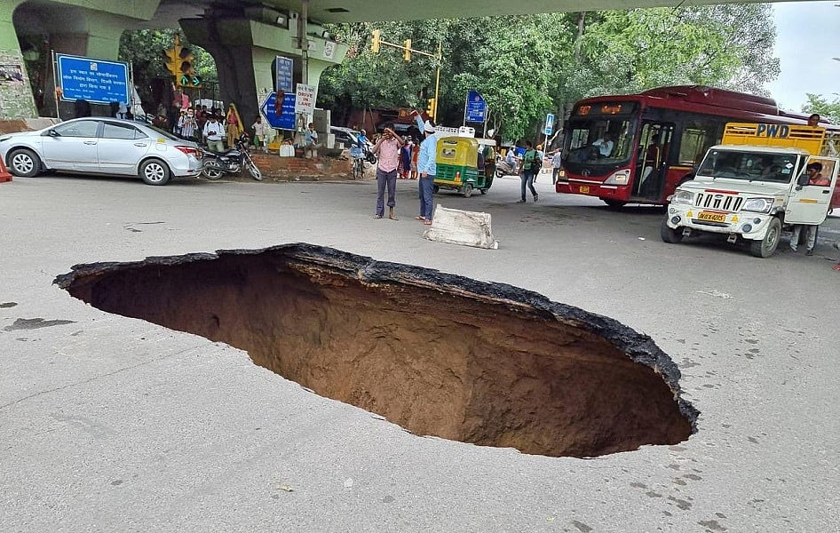दिल्ली में बारिश ने सड़कों को किया खोखला, आईआईटी फ्लाईओवर के नीचे सड़क धंसने से बनी खाई