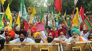 क्या किसान नेताओं के फोन की भी निगरानी करा रही है सरकार! किसान नेताओं ने कहा - अगली सूची में जरूर होंगे उनके नाम