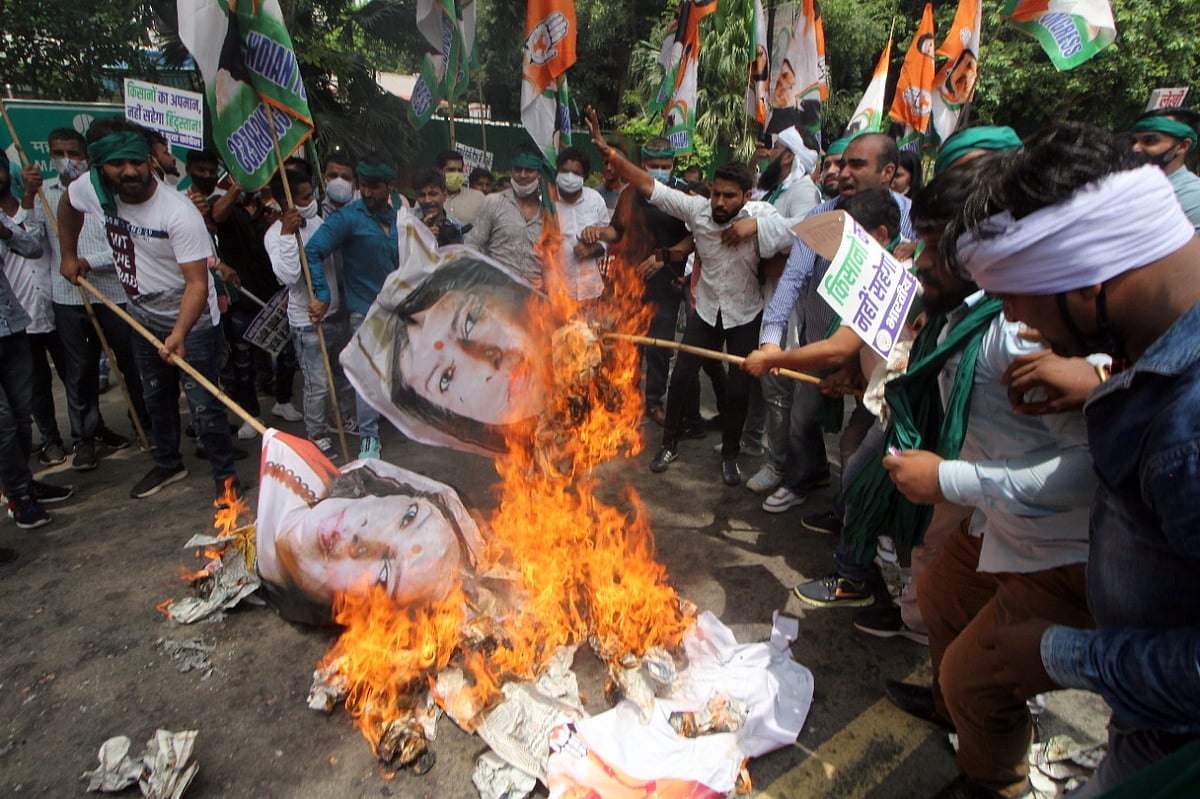 किसानों को 'मवाली' बताने पर मचा बवाल! यूथ कांग्रेस ने मीनाक्षी लेखी के घर के बाहर किया प्रदर्शन, कहा- माफी मांगो 