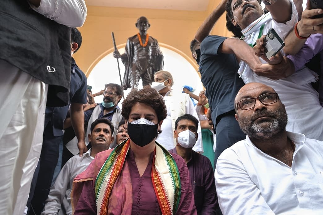 यूपी कांग्रेस अध्यक्ष समेत 500 से ज्यादा लोगों पर केस दर्ज, प्रियंका गांधी के मौन धरने के खिलाफ कार्रवाई