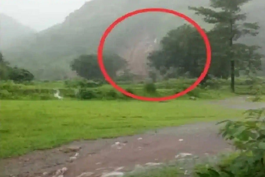 आसमान से बरसी 'मौत' की बारिश! महाराष्ट्र के महाड में चट्टान खिसकने से 36 की मौत, कई लोग मलबे में दबे