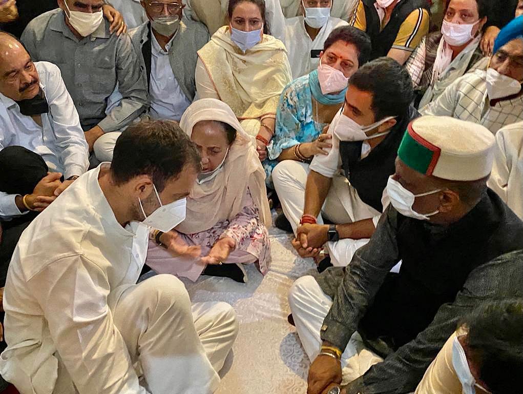 शिमला पहुंचर पूर्व CM वीरभद्र सिंह को राहुल गांधी ने दी श्रद्धांजलि, परिजनों से मुलाकात कर व्यक्त की संवेदनाएं