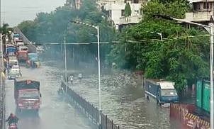 भारी बारिश से मुंबई बेहाल, सड़क और रेल यातायात प्रभावित, कई इलाके डूबे, लोग परेशान, देखें तस्वीरें