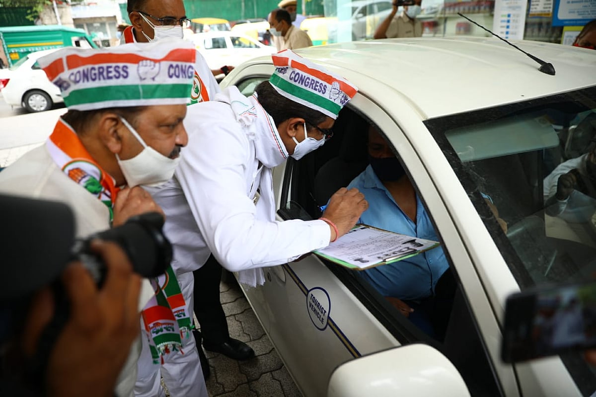 पेट्रोल 200 से ज्यादा शहरों में 100 रुपए के पार, दिल्ली कांग्रेस ने सभी पेट्रोल पम्पों पर चलाया हस्ताक्षर अभियान 