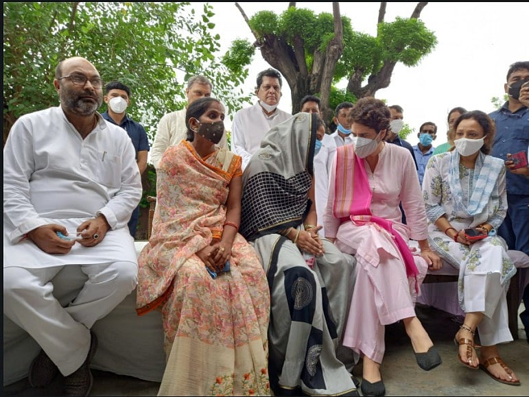 यूपी के लखीमपुर पहुंचीं प्रियंका गांधी, पंचायत चुनाव में जिस महिला से हुई थी बदसलूकी उनसे की मुलाकात, छलका दर्द
