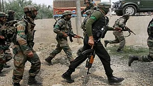कश्मीर में सुरक्षाबलों पर आतंकी हमला! बारामूला में CRPF टीम पर ग्रेनेड अटैक, 4 जवान हुए घायल
