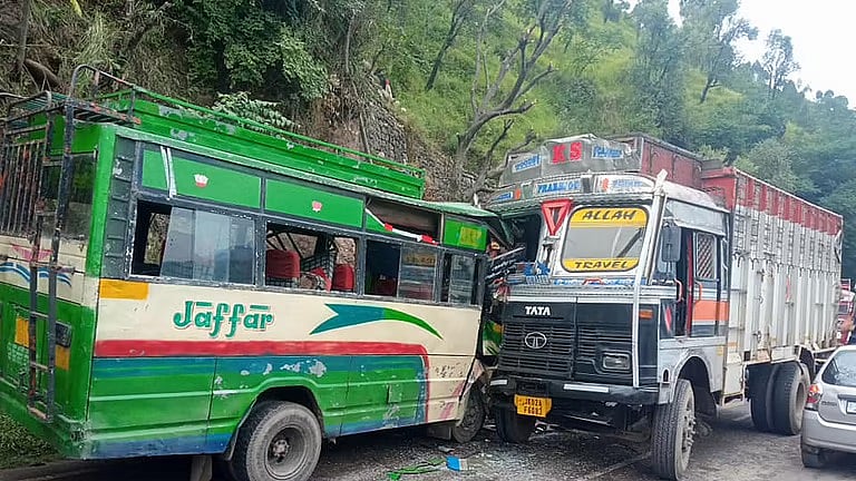 जम्मू-कश्मीर में दर्दनाक सड़क हादसा! बस और ट्रक की टक्कर में 16 लोग घायल, कई की हालत गंभीर