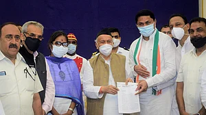 महाराष्ट्र: ईंधन की कीमतों में बढ़ोतरी के खिलाफ कांग्रेस का जोरदार प्रदर्शन, साइकिल से राजभवन पहुंचे कई बड़े नेता