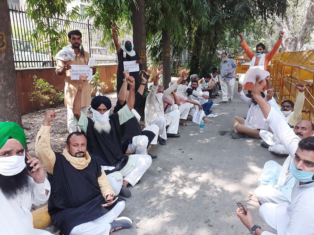 संसद के बाहर प्रदर्शन कर रहे किसानों को पुलिस ने हिरासत में लिया, कई घंटों तक की पूछताछ