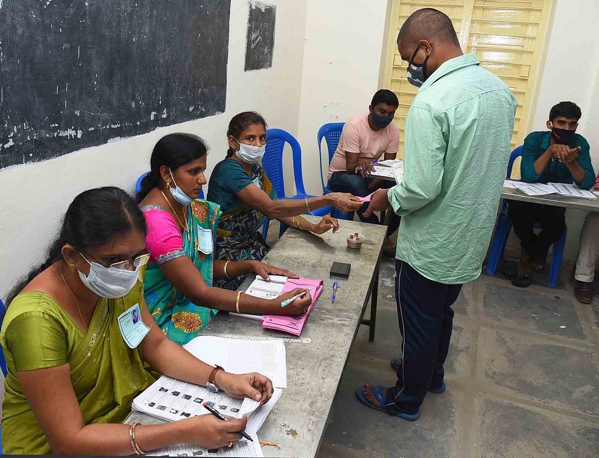 यूपी पंचायत चुनाव ड्यूटी में कोविड से मौत पर 2,020 परिवारों को मिलेगा मुआवजा, पहले योगी सरकार कर रही थी इनकार