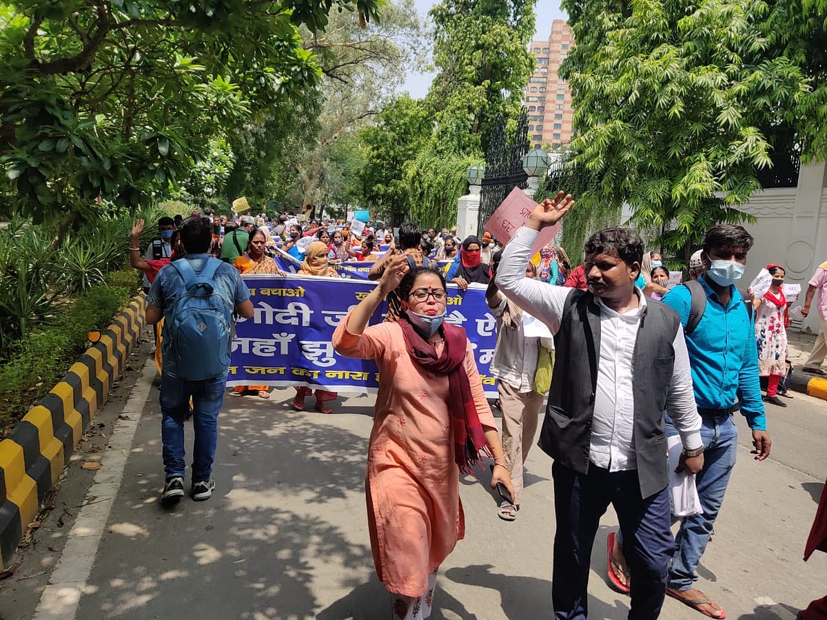 घर तोड़े जाने के खिलाफ खोरी गांव के लोगों का ​प्रदर्शन, पीएम कार्यालय का घेराव करने जा रहे उदित राज गिरफ्तार