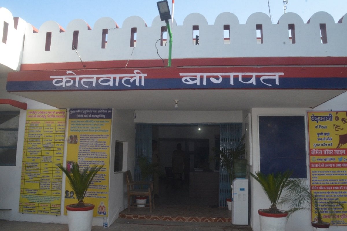 यूपी पुलिस ने घर में घुसकर बुजुर्ग मां और घर की दूसरी महिलाओं से की बदसुलूकी, क्षुब्ध युवक ने फांसी लगाकर दे दी जान