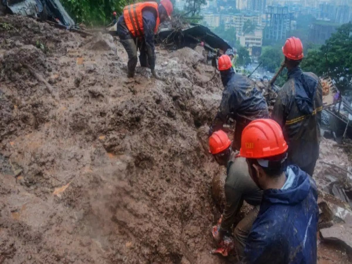 महाराष्ट्र में भारी बारिश से भूस्खलन में 65 लोगों के दबने की आशंका, मलबे में फंसे लोगों को बचाने की कोशिश जारी