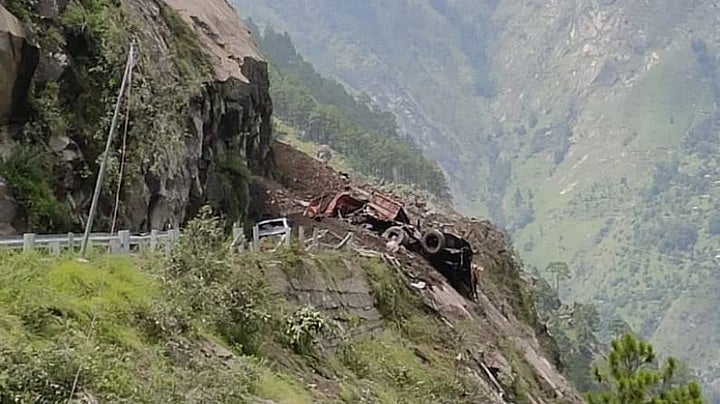 हिमाचल भूस्खलन में अब तक 4 की मौत, 10 लोग बचाए गए, मलबे में अभी भी 50 से ज्यादा दबे, बचाव अभियान जारी