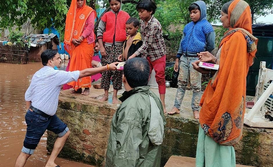 मध्य प्रदेश में बाढ़ का कहर, मुश्किल में हजारों लोग, शिवराज सरकार के निर्माण कार्यों की गड़बड़ी भी उजागर
