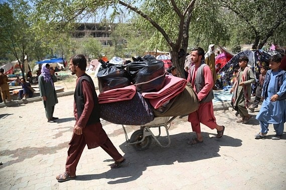 अफगानिस्तान: तालिबान के डर से काबुल छोड़कर भाग रहे लोग, हवाई अड्डे की सड़क पर कोहराम