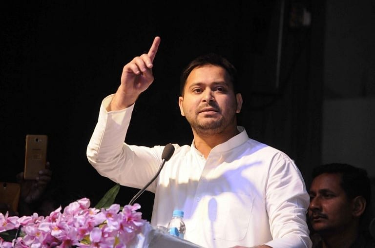 तेजस्वी ने इशारों-इशारों में तेजप्रताप को दे दी नसीहत, RJD में मचे घमासान के बीच दिल्ली रवाना