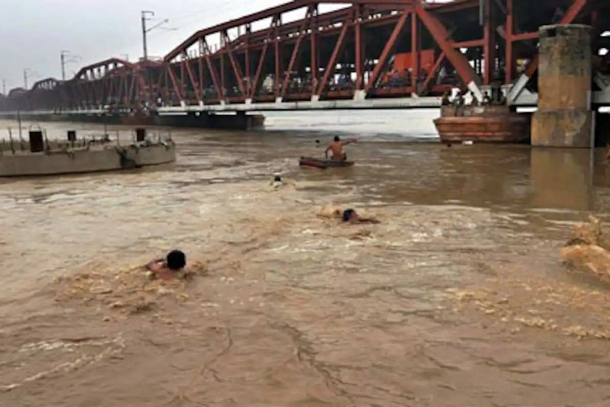 यूपी में खतरे के निशान से ऊपर बह रही प्रमुख नदियां, बाढ़ की चपेट में 24 जिले, 605 गांव