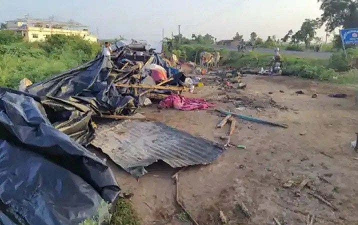 गुजरात में सड़क किनारे झोपड़ियों में सो रहे लोगों को ट्रक ने रौंदा, 8 की मौके पर ही मौत, 4 से ज्यादा लोग घायल