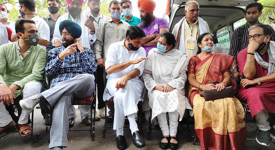 जंतर मंतर पर किसान संसद में बतौर किसान शामिल हुए दीपेन्द्र हुड्डा, कहा- न विपक्ष की और न किसान की आवाज़ दबेगी