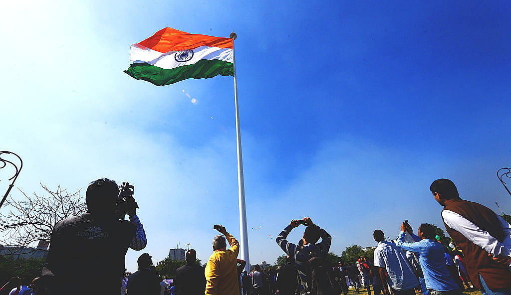 आकार पटेल का लेख: संसद से लेकर सड़क तक जो कुछ हो रहा है, उसमें कितने स्वतंत्र और गणतंत्र हैं हम!
