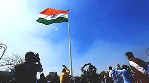 आकार पटेल का लेख: संसद से लेकर सड़क तक जो कुछ हो रहा है, उसमें कितने स्वतंत्र और गणतंत्र हैं हम!