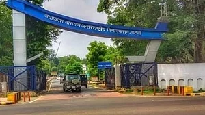 पटना एयरपोर्ट पर बड़ा हादसा, इलेक्ट्रिक बस ने एयरलाइन कर्मचारी को कुचला, एक की मौत, एक घायल