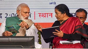 विष्णु नागर का व्यंग्यः कहानी एक 'बेकायदा राजा' की, जिसने अपने मंत्रियों समेत अपनी भी बोली लगा दी!