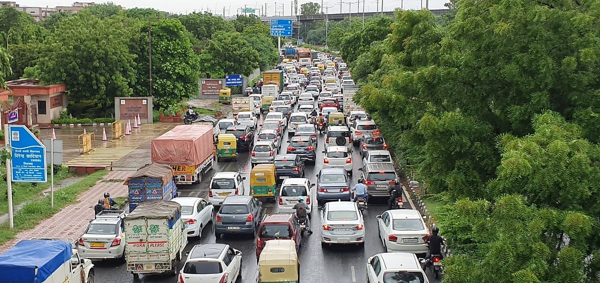 भारी बारिश से बेहाल दिल्ली-एनसीआर! कई जगहों पर हुआ जलभराव, लगा लंबा ट्रैफिक जाम