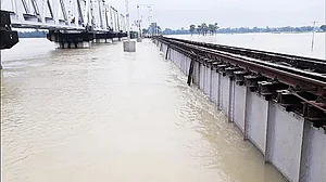बिहार में बाढ़ ने रोकी ट्रेनों की रफ्तार, रेल पुल तक पानी पहुंचने से कई ट्रेनें रद्द, कई के मार्ग बदले