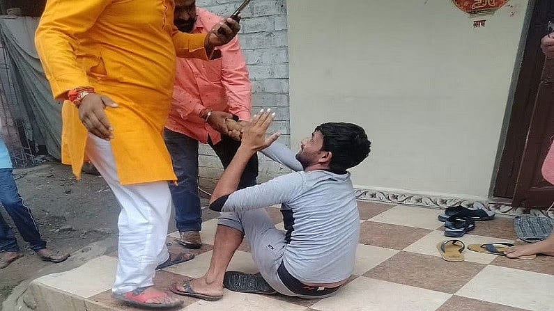 इंदौर में लिंचिंग की कोशिश! चूड़ी बेचने वाले युवक को भीड़ ने पीटा, पीड़ित बोला- क्या मुस्लिम होना पाप है?