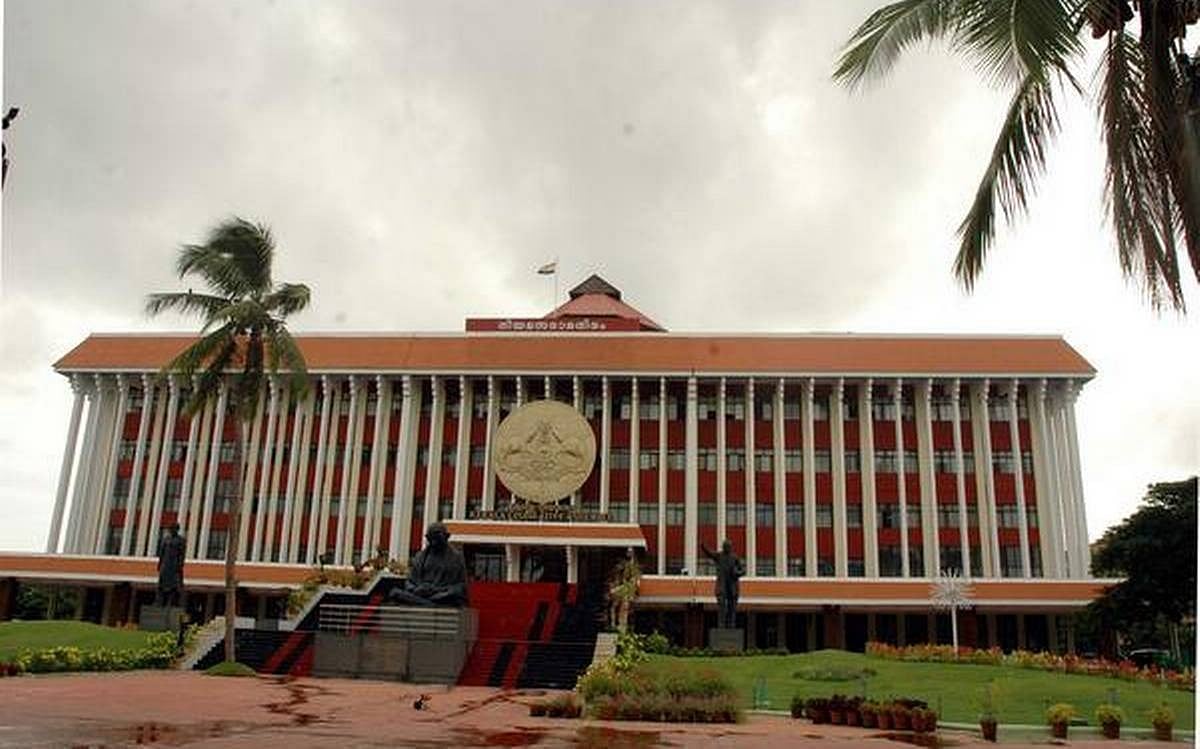 डॉलर तस्करी केस: केरल विधानसभा में हंगामा, कांग्रेस समेत विपक्षी MLA ने CM विजयन से चुप्पी तोड़ने की मांग की   