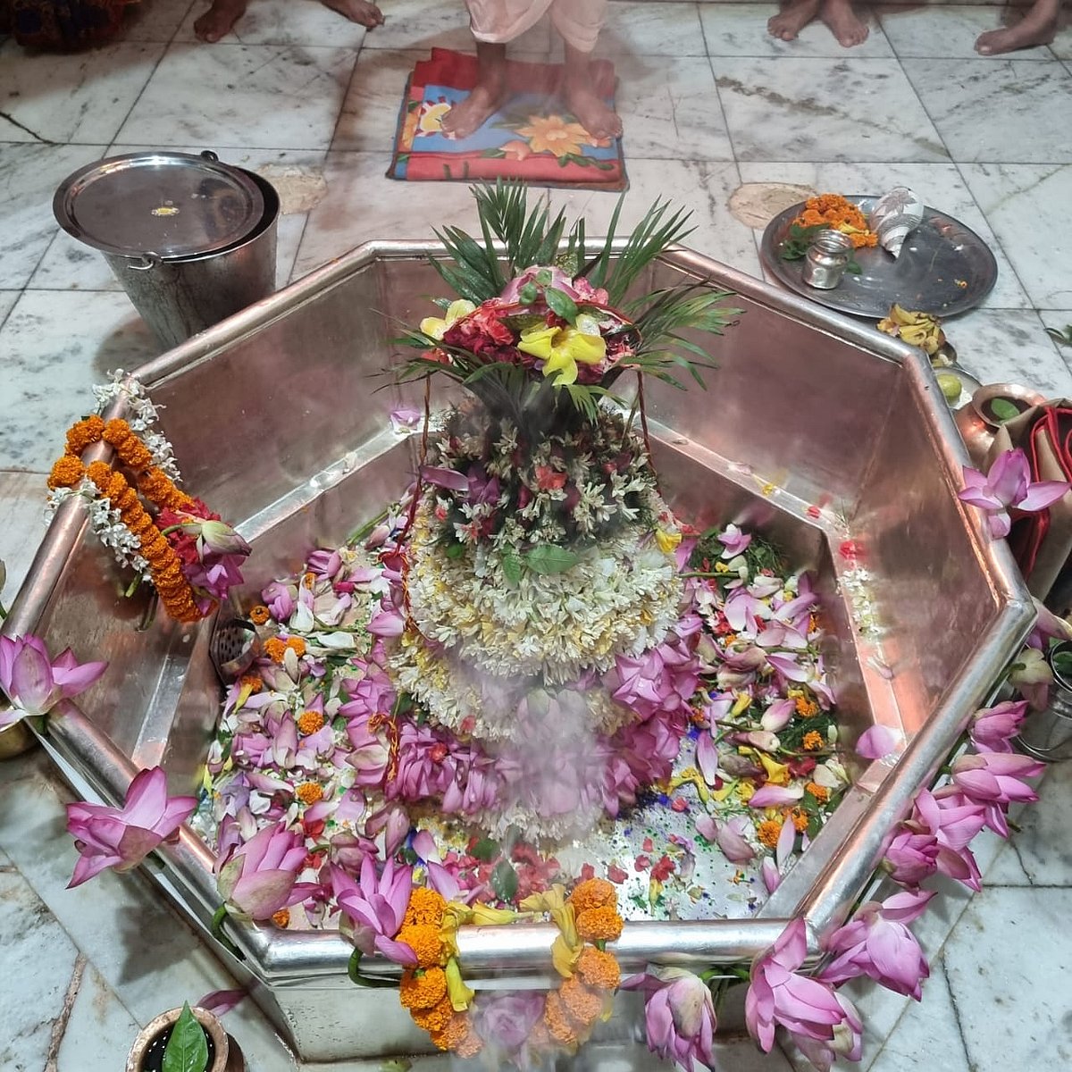 बिहार: पाबंदी हटी तो श्रद्धालु भी पहुंचे भगवान के 'द्वार', कई क्षेत्रों में बारिश के बाद भी मंदिरों में लौटी रौनक