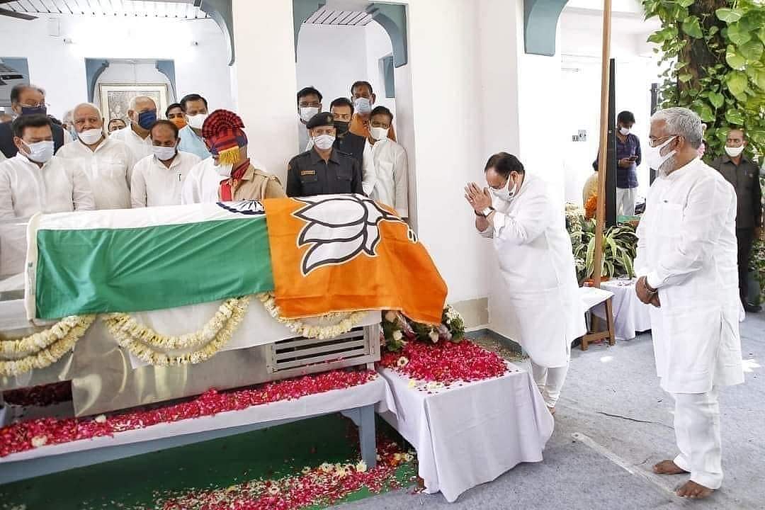 कल्याण सिंह के पार्थिव शरीर पर राष्ट्रीय ध्वज के ऊपर बीजेपी का झंडा लगाए जाने पर विवाद, 'क्या देश से ऊपर पार्टी?'