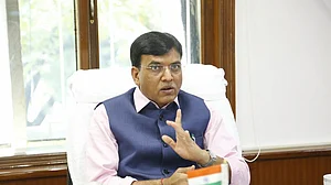 केरल और असम में कोरोना के मामलों ने बढ़ाई चिंता, मंडाविया जल्द समीक्षा के लिए दोनों राज्यों का करेंगे दौरा