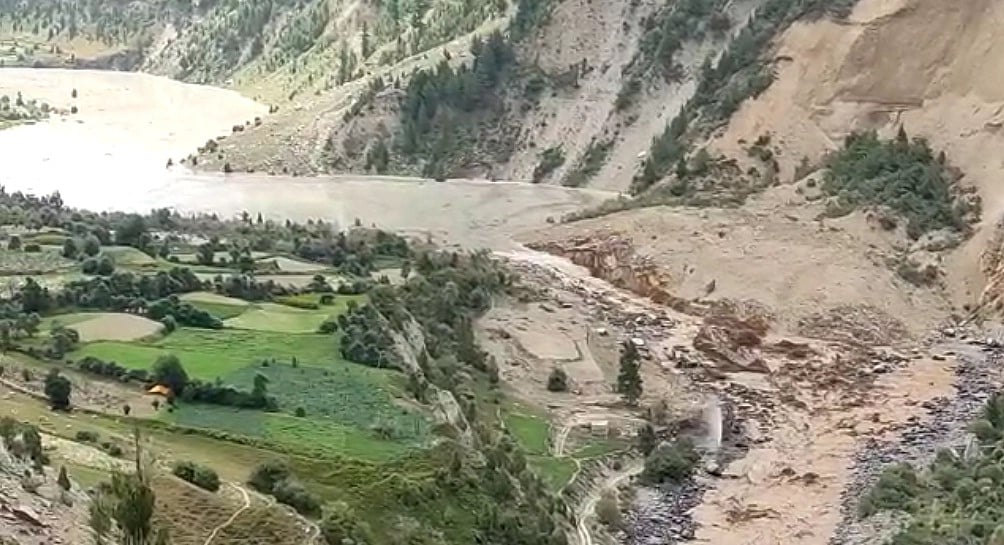 हिमाचल में भूस्खलन से रुकने के बाद चंद्रभागा नदी ने बनाया नया रास्ता, नीचले गांवों पर आया बाढ़ का खतरा टला