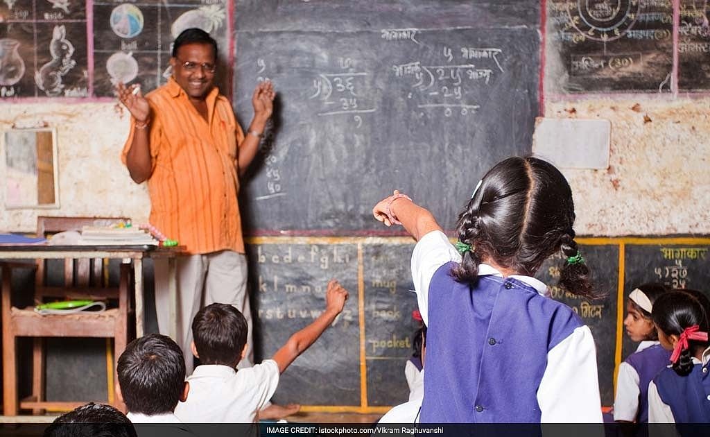 आखिर क्यों न बदतर हो बिहार में सरकारी स्कूलों की हालत, जब नीतीश सरकार की आंखों से सामने हो रहा है फर्जीवाड़ा
