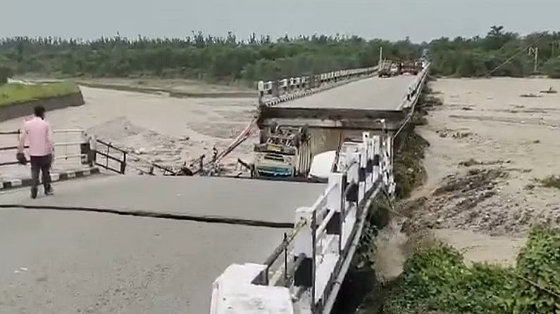 उत्तराखंड में बड़ा हादसा! देहरादून-ऋषिकेश को जोड़ने वाला पुल टूटा, कई गाड़ियां गिरीं, देखें वीडियो 