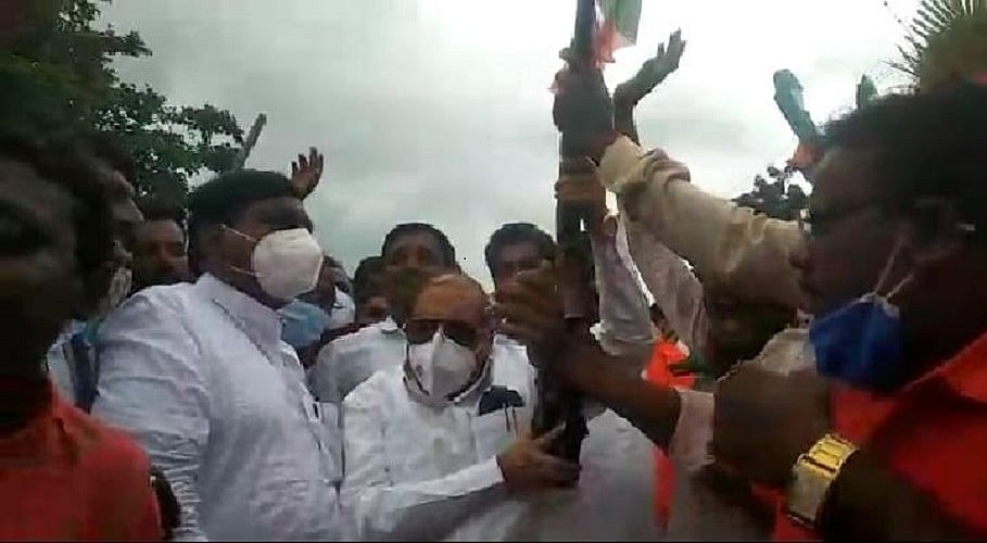 कर्नाटकः BJP की जन आशीर्वाद यात्रा में फायरिंग के साथ केंद्रीय मंत्री का स्वागत, विवाद बढ़ने पर FIR करने के आदेश