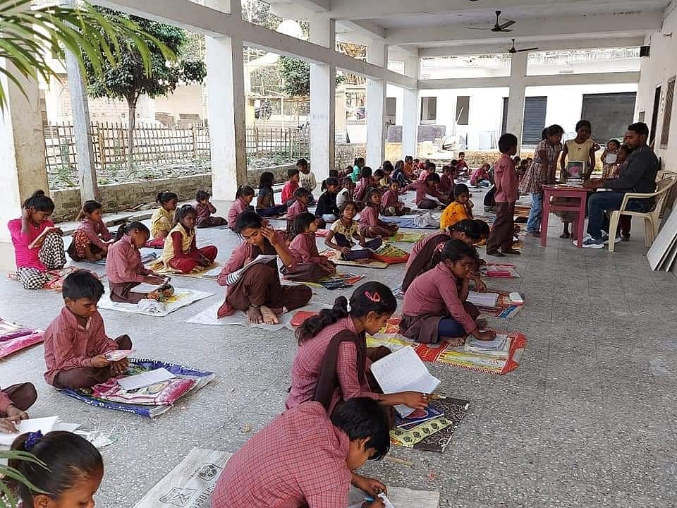 बिहार : जहां धधकती है चिताएं, वहां शिक्षा का अलख जगा रहे मजबूत हौसले वाले तीन दोस्त